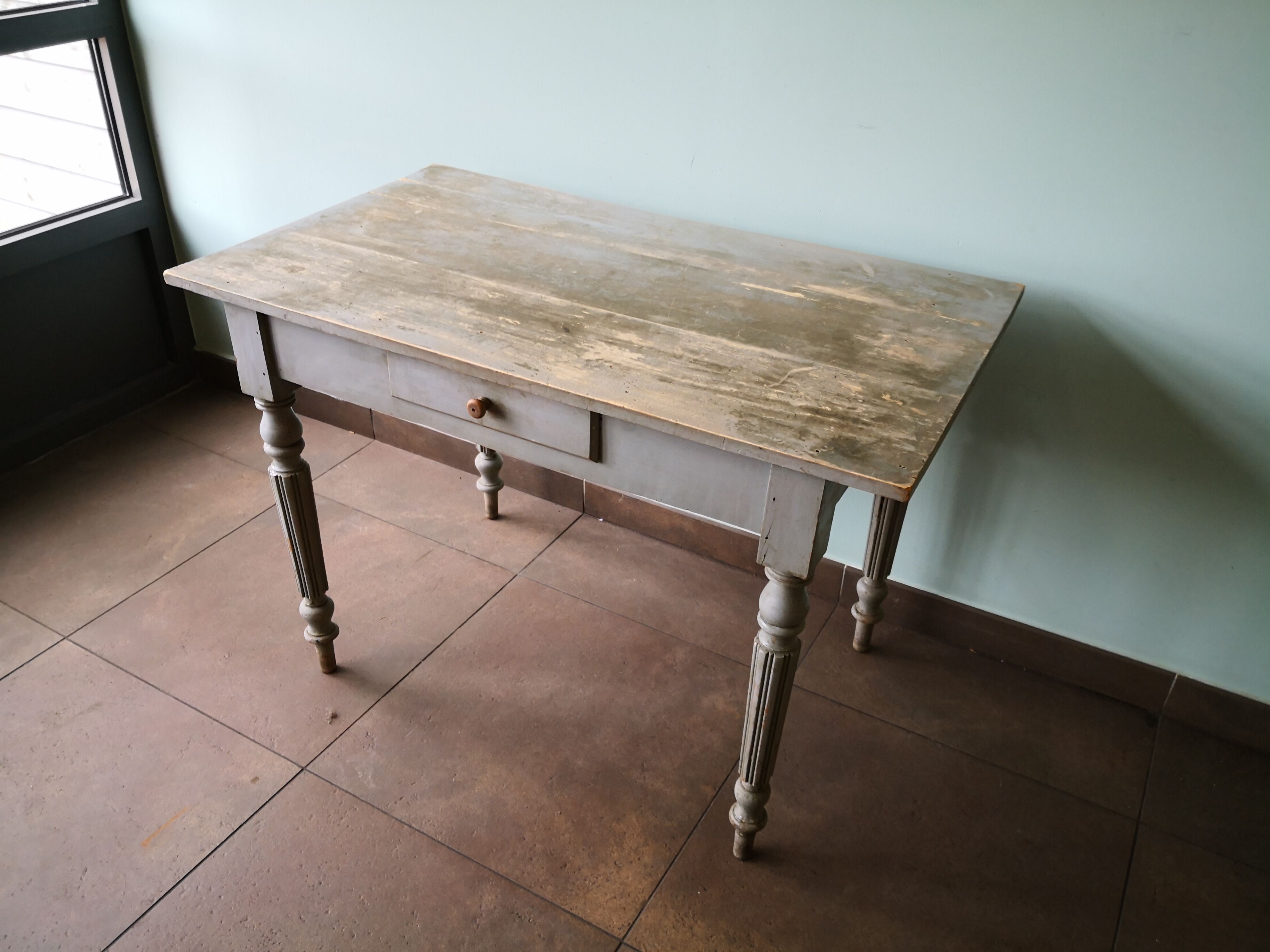 Table en bois bureau patine grise