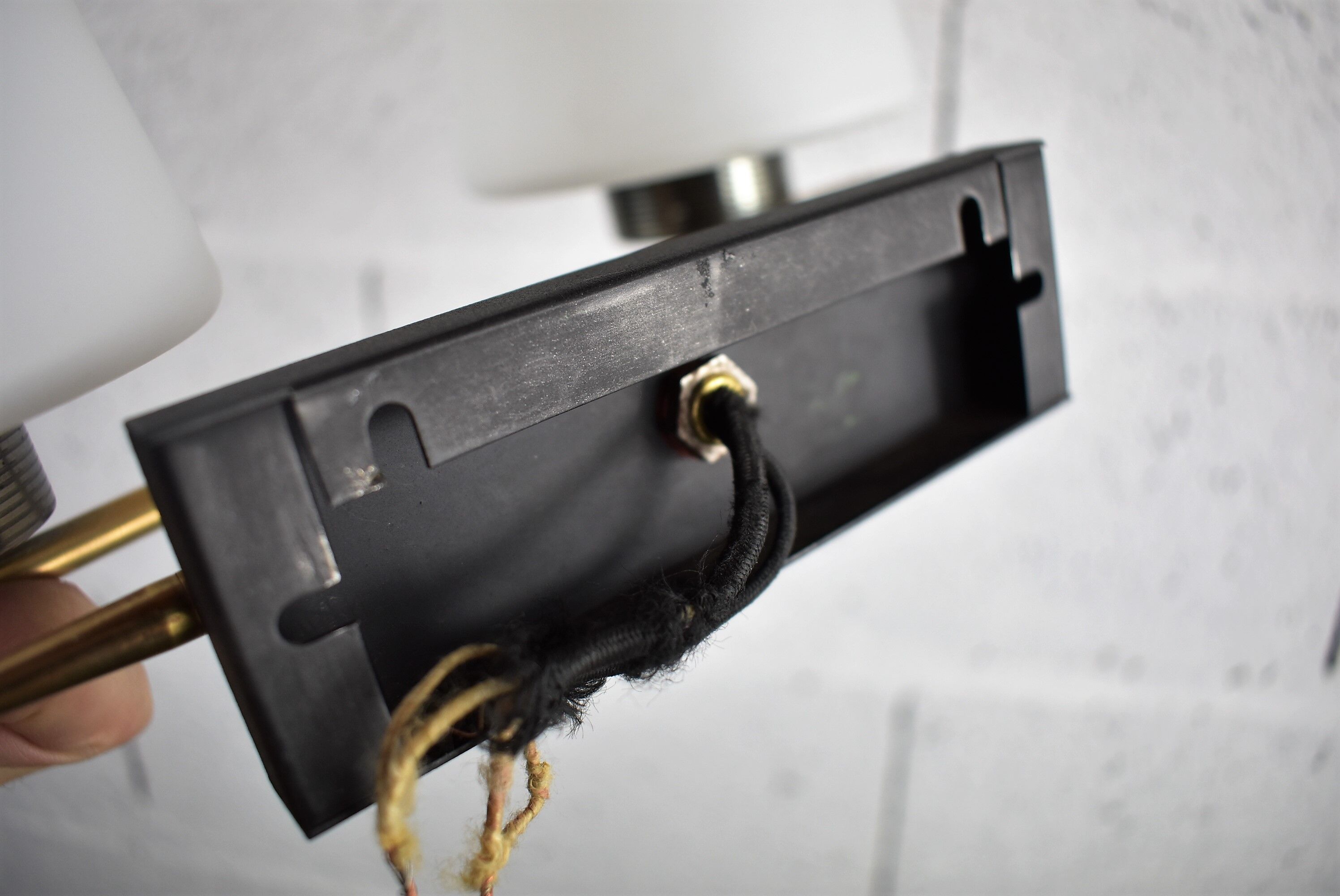 Apply Arlus white glass