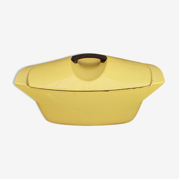 Enamelled cast iron cocotte designed by Raymond Loewy