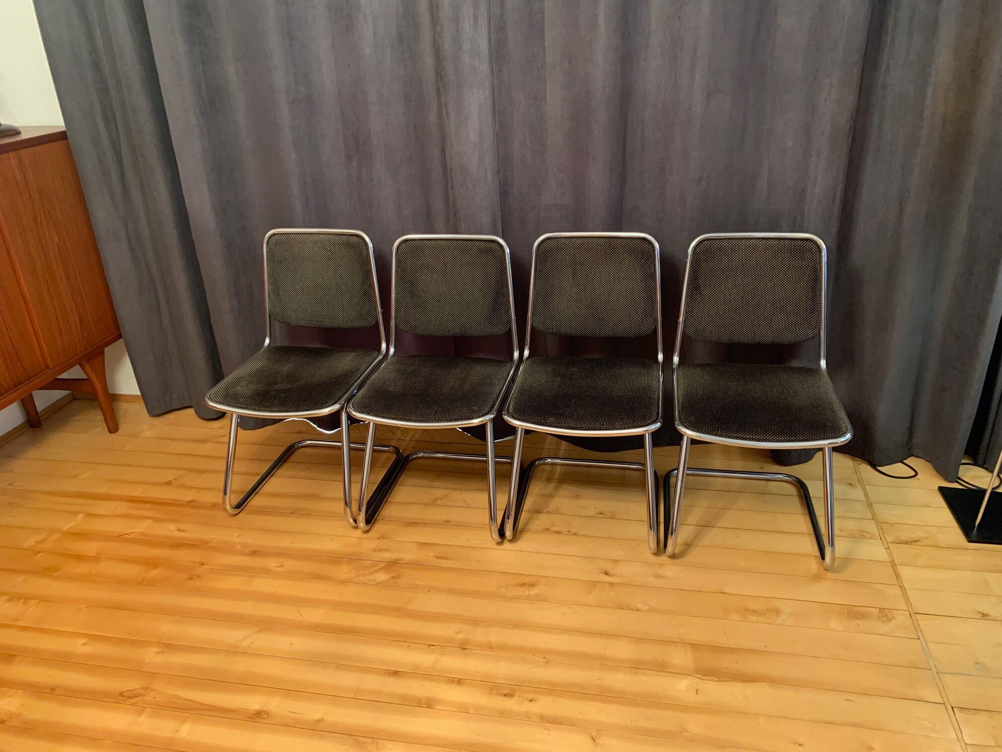 Ensemble de quatre chaises, Taro, Italie, années 1970.