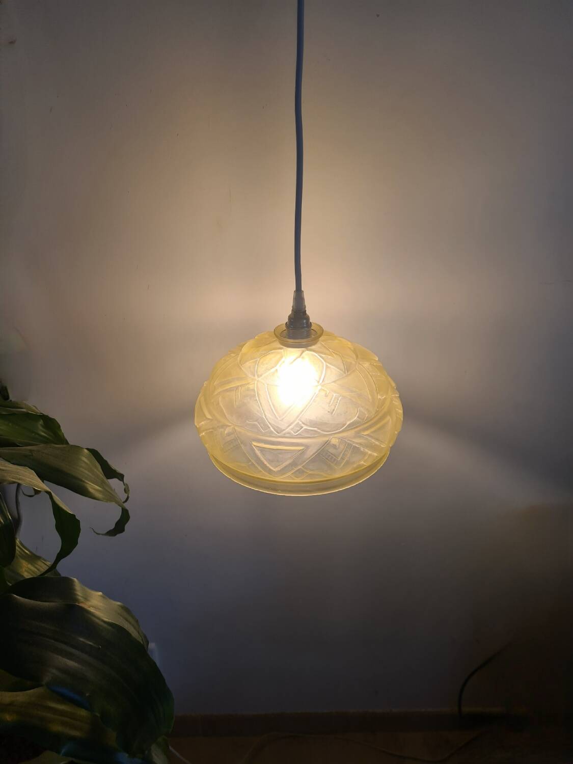 Light yellow Art Deco lampshade pendant light