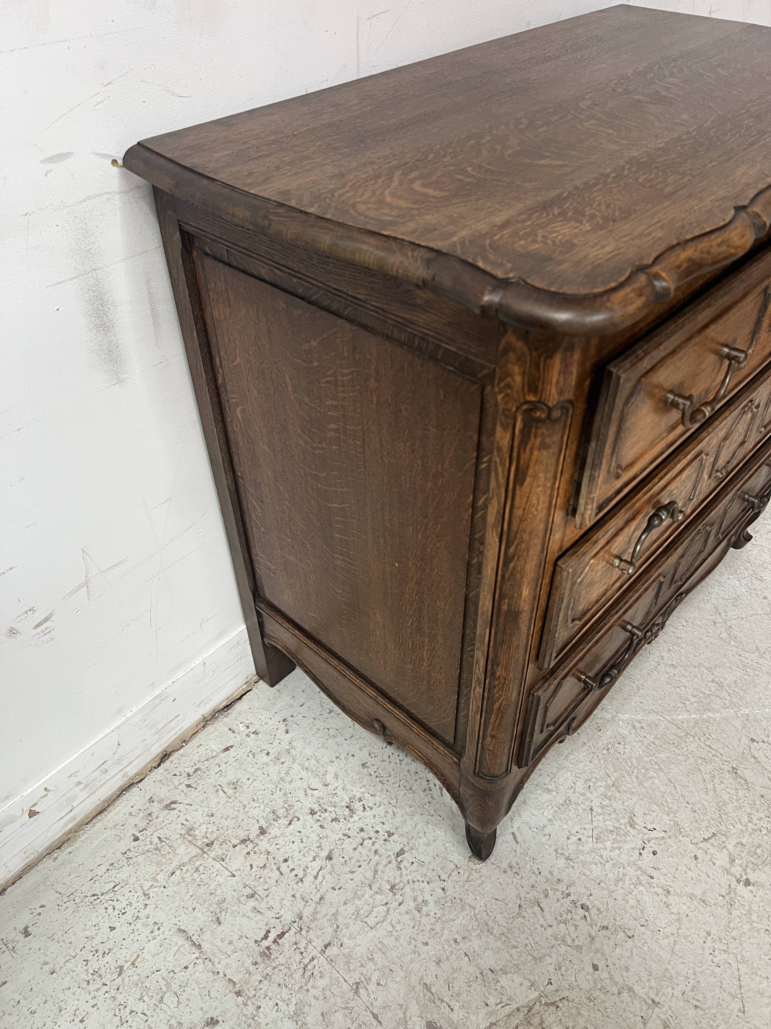 Commode de style Régence en chene sculpté XX siècle