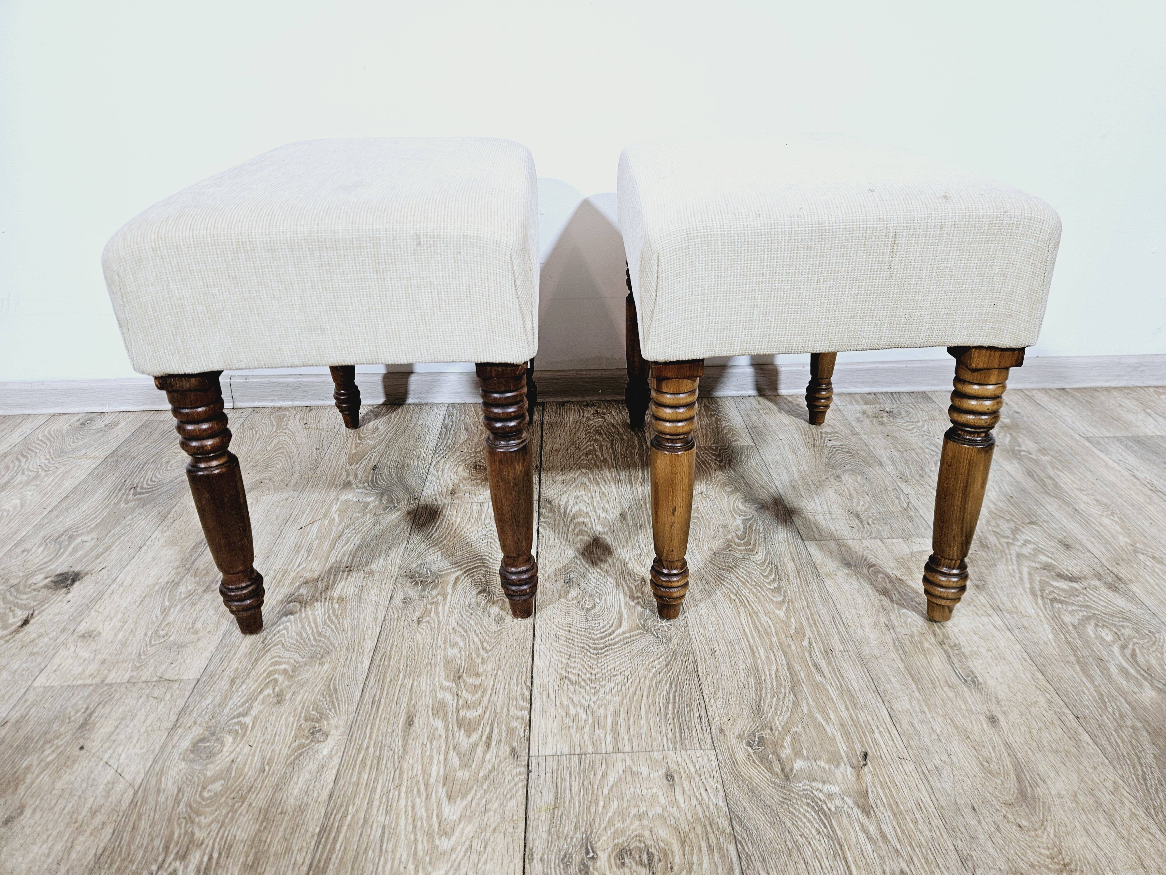 Paire de poufs/stools rembourrés anglais du 19ème siècle.