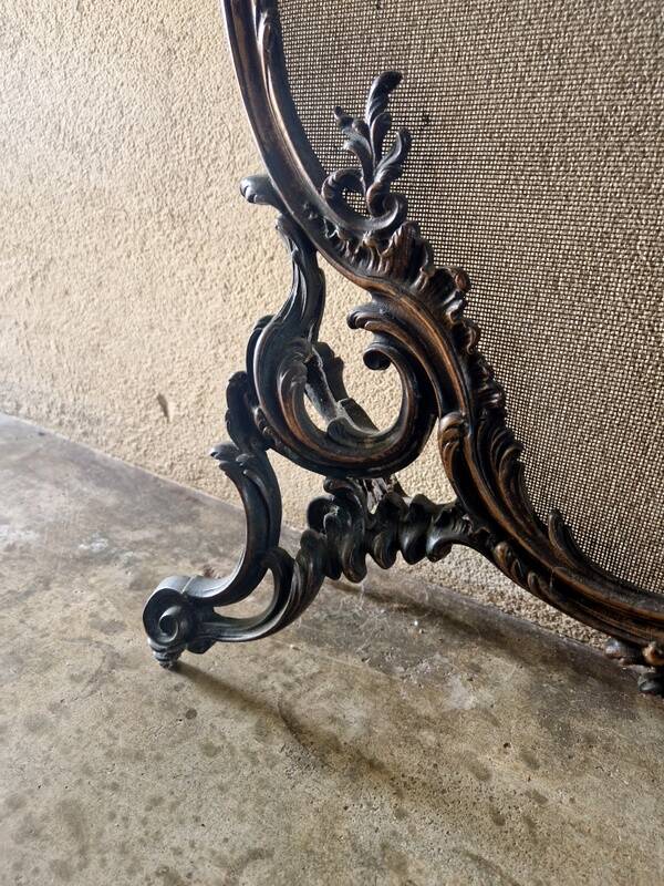 Spark screen, fire screen, bronze fireplace screen decorated with a covered cherub