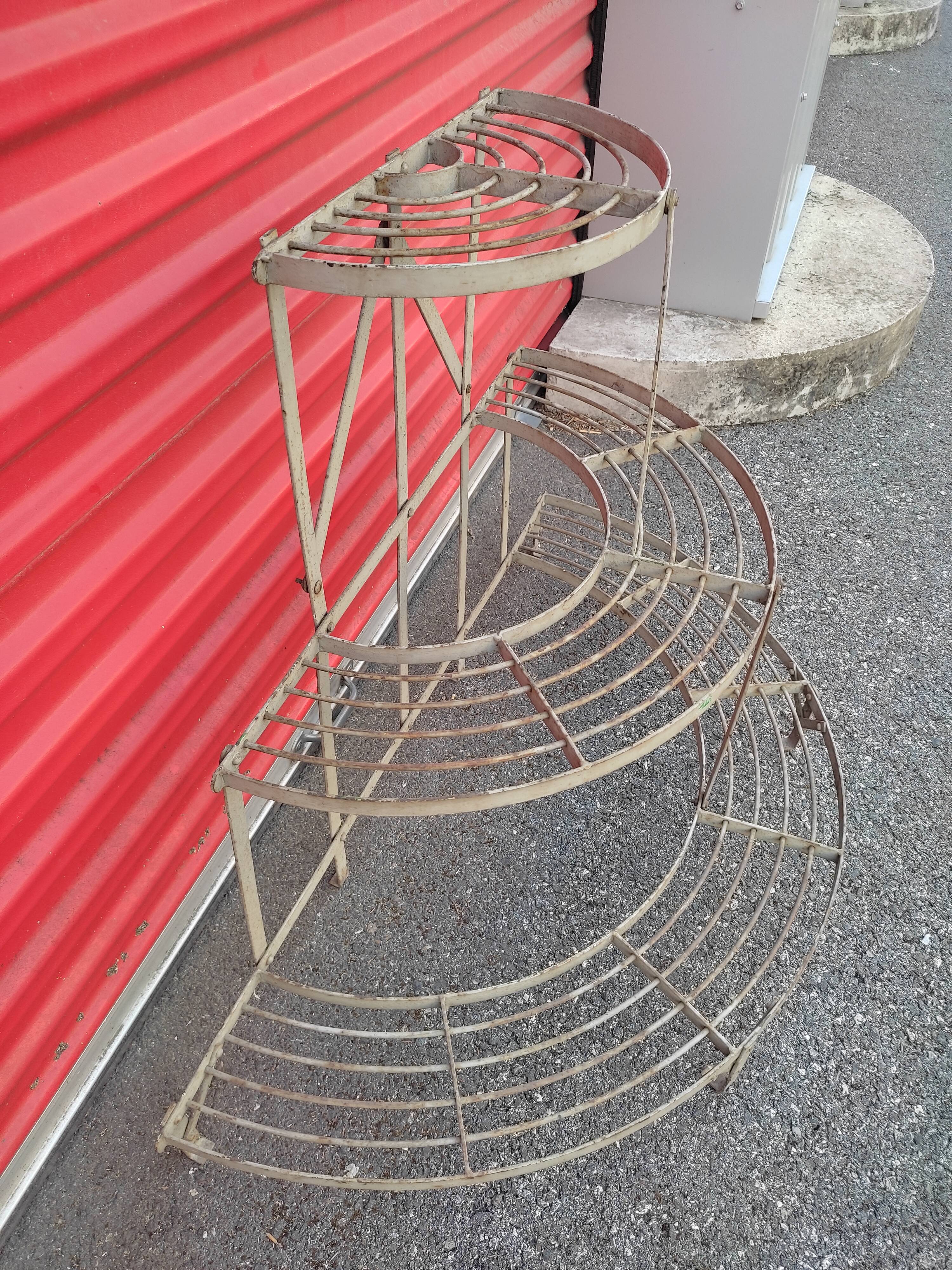 Half-moon plant holder