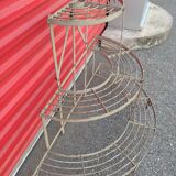 Half-moon plant holder