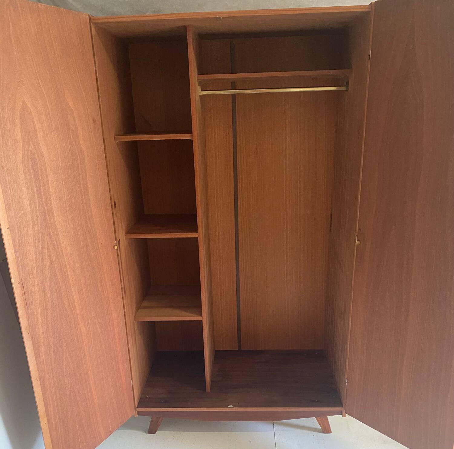 Armoire vintage pieds compas