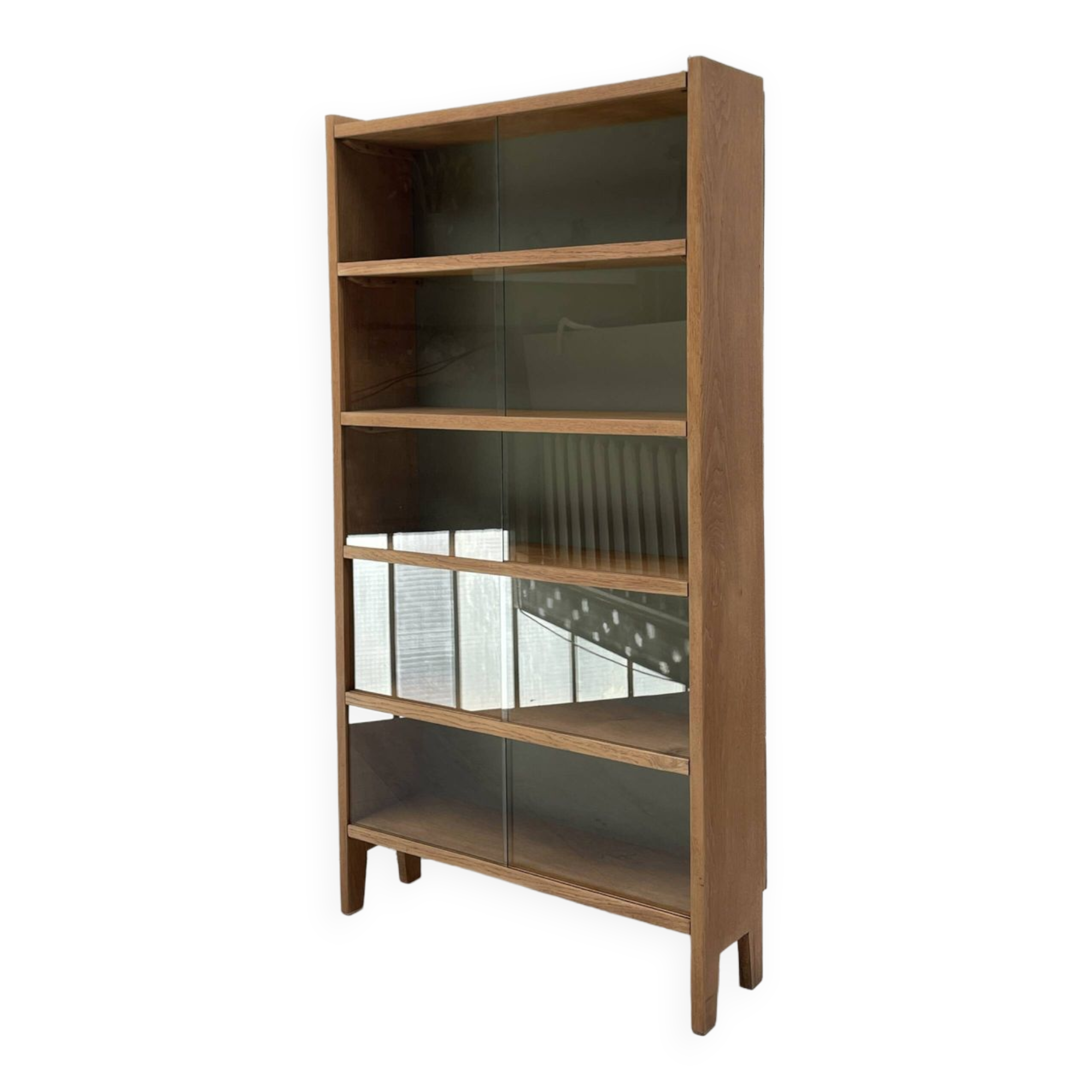 Vintage bookcase in solid oak.