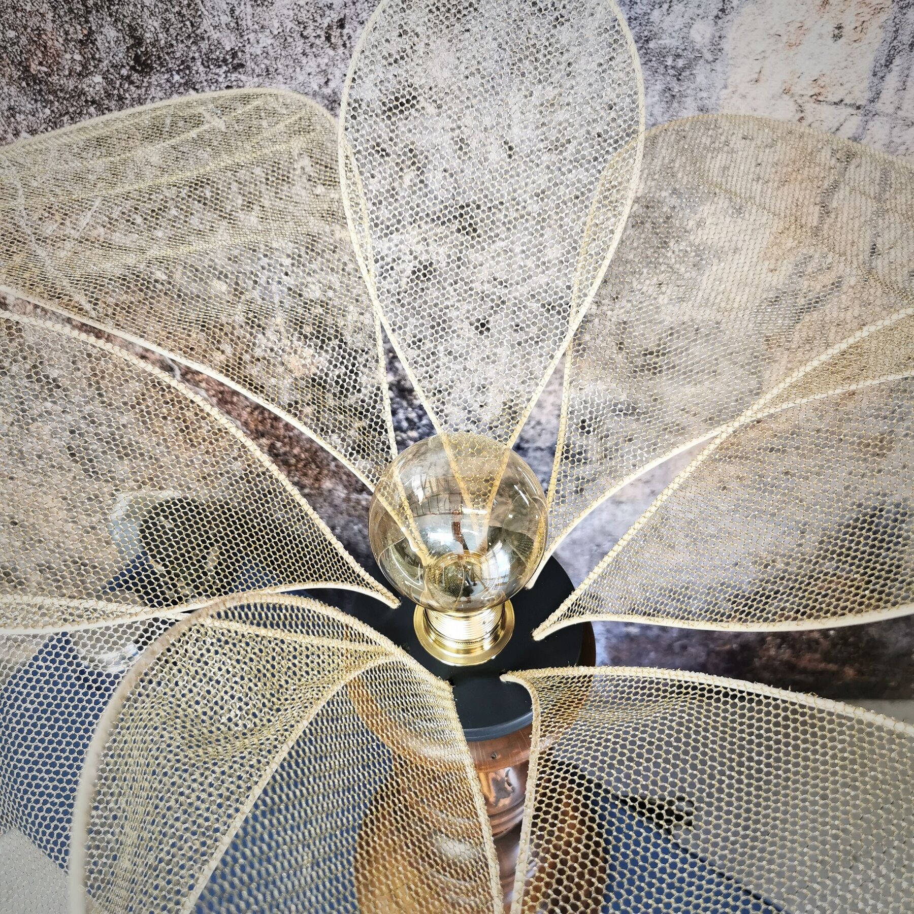Table lamp, turned wooden foot, 8 rattan petals and golden mesh