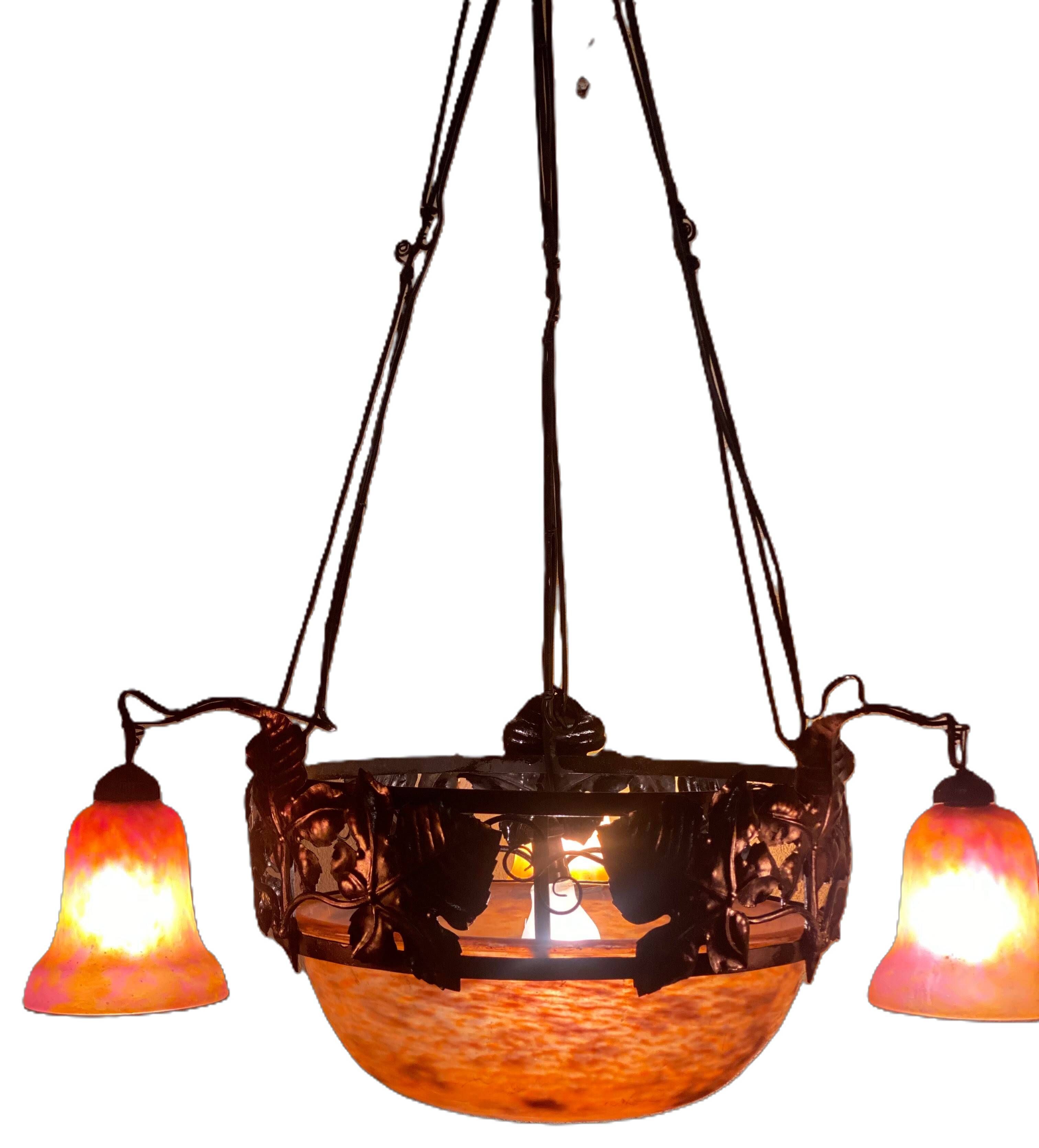 Lustre Art nouveau 3 tulipes et vasque en pâte de verre, signé Daum Nancy