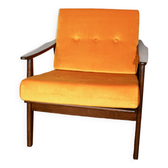 Fauteuil yougoslave restauré du milieu du siècle en jaune doré