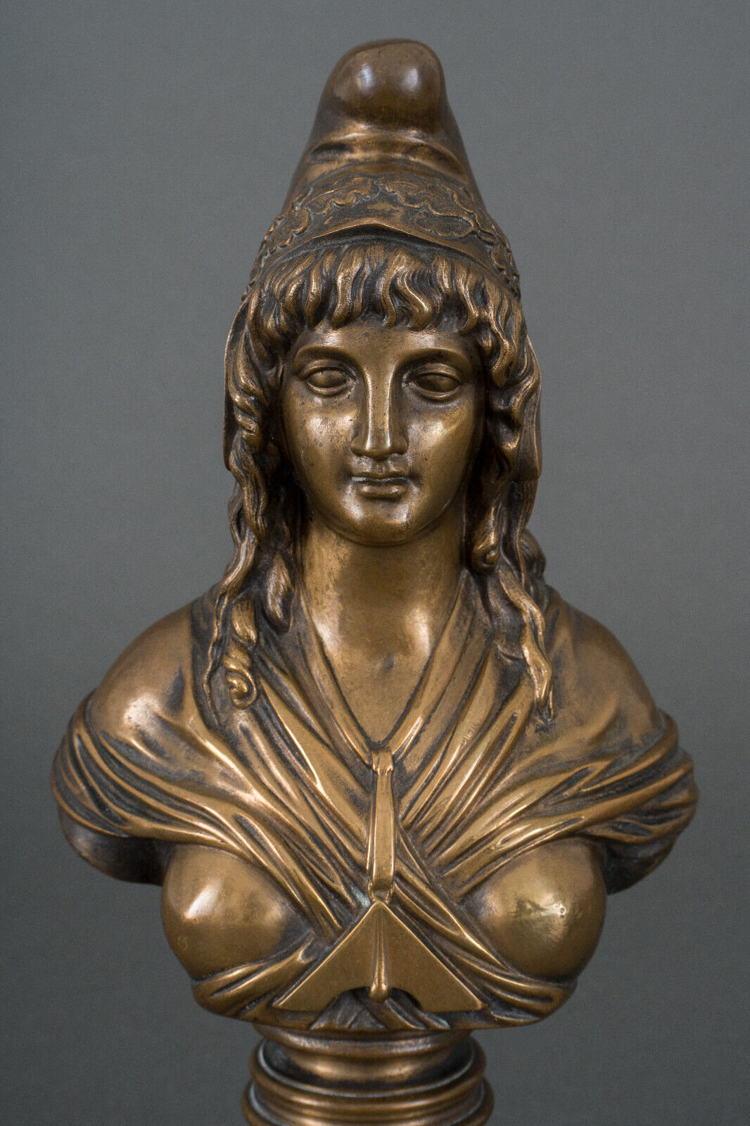 Bronze bust on shower stand XIXth representing Marianne Brown patina