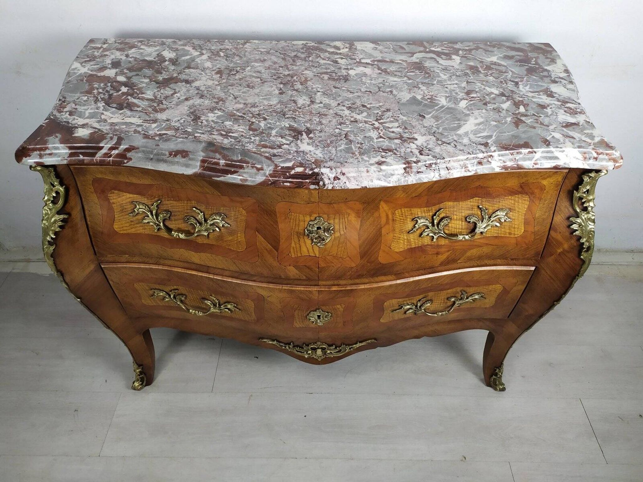 Commode galbé Louis XV