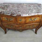 Commode galbé Louis XV