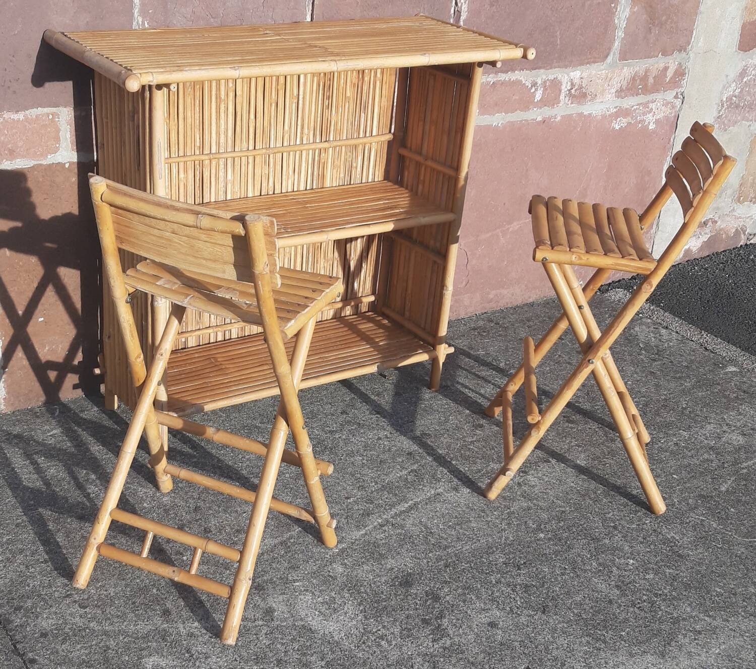 Bamboo counter or bar. (With 2 folding high chairs)