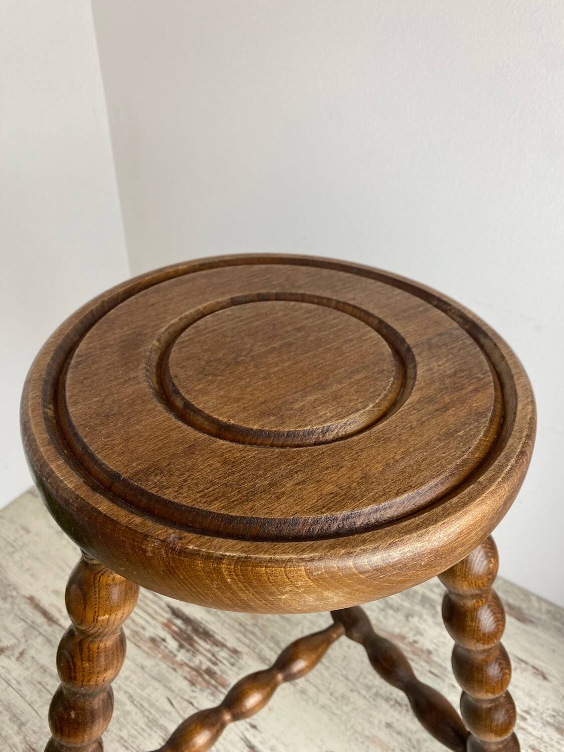 Tabouret tripode en bois tourné