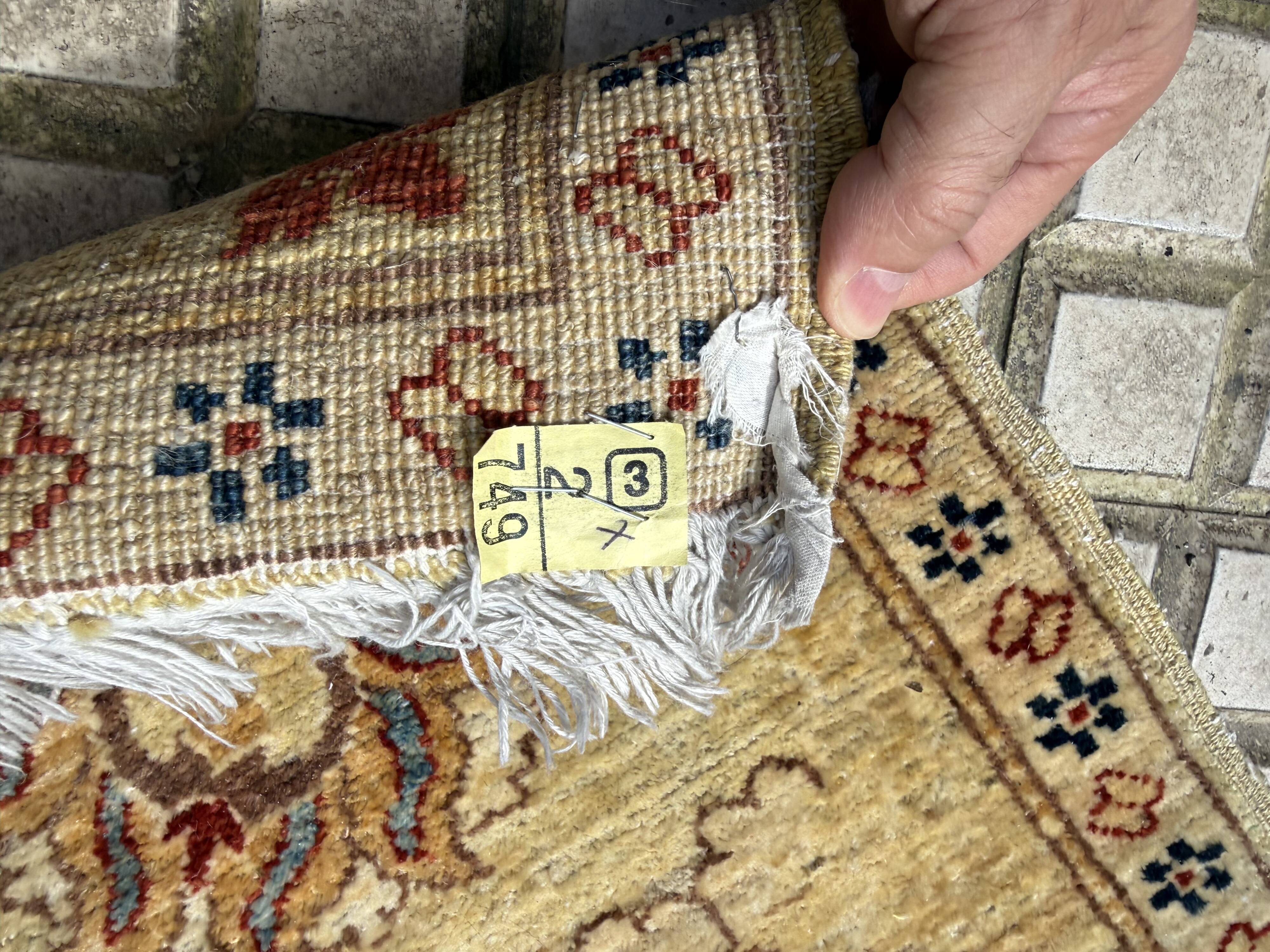 Tapis d’Orient noué main en laine, 287 × 237 cm