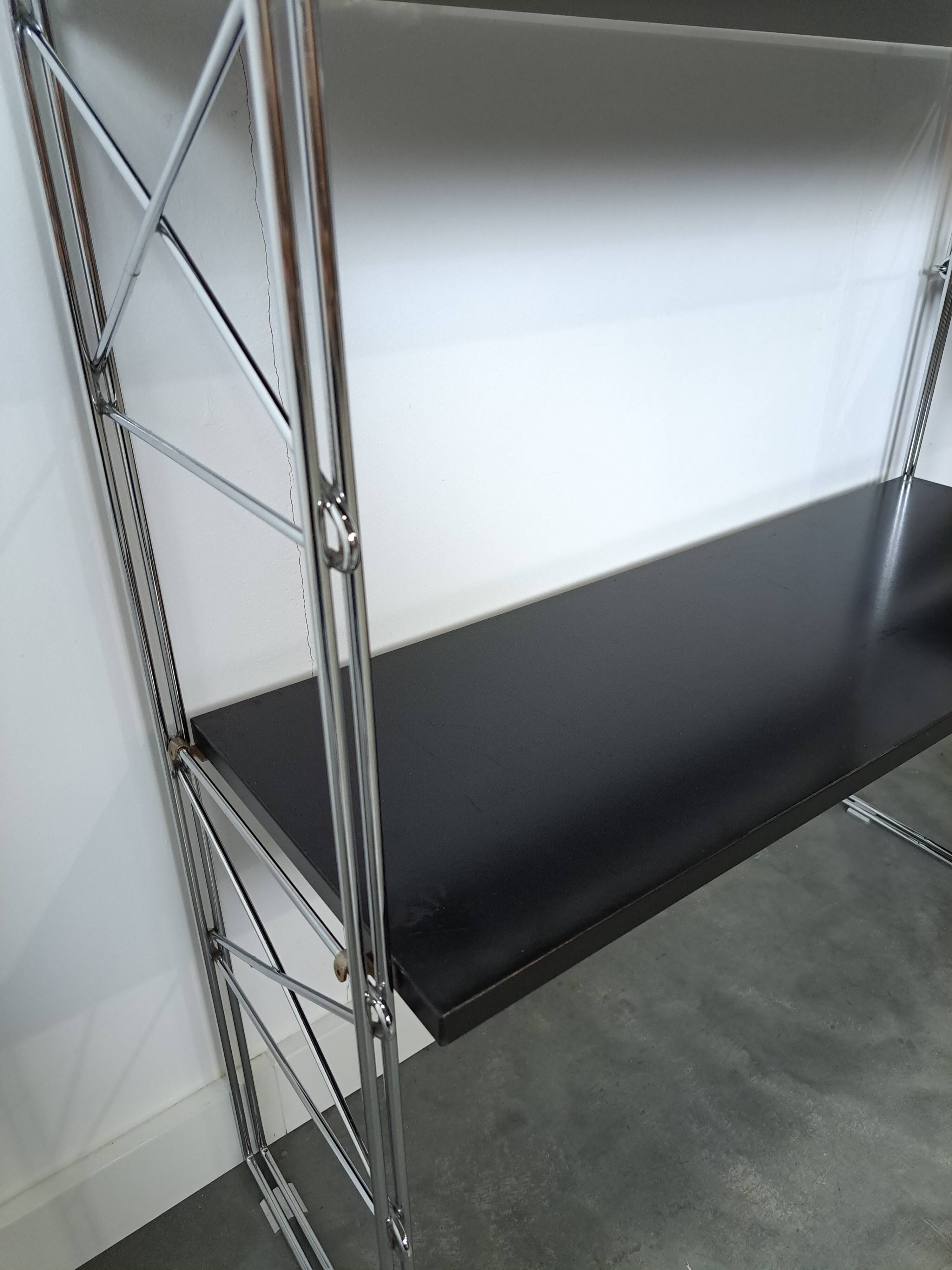 Deens design Denka modulaire kast met chromen houders en planken
