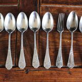 Un lot couverts métal fleuris cuillères à soupe + fourchette