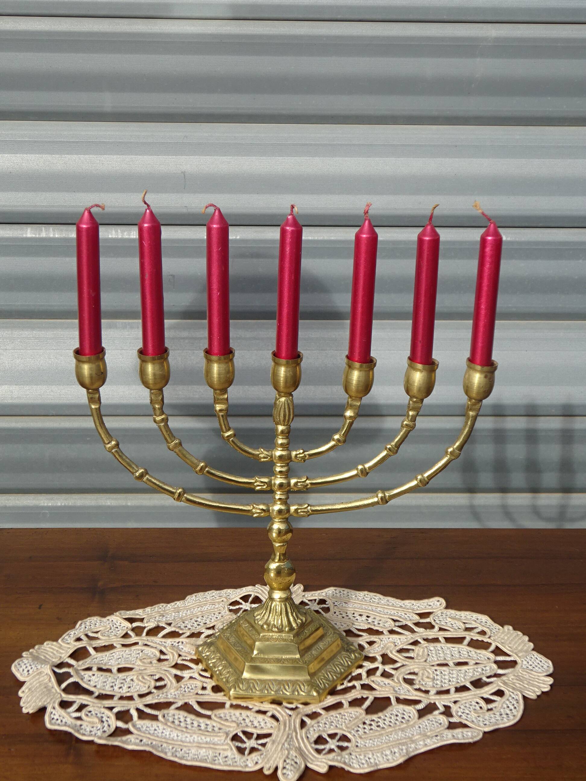 7-branch chandelier, in gilded brass, signed Wainberg.