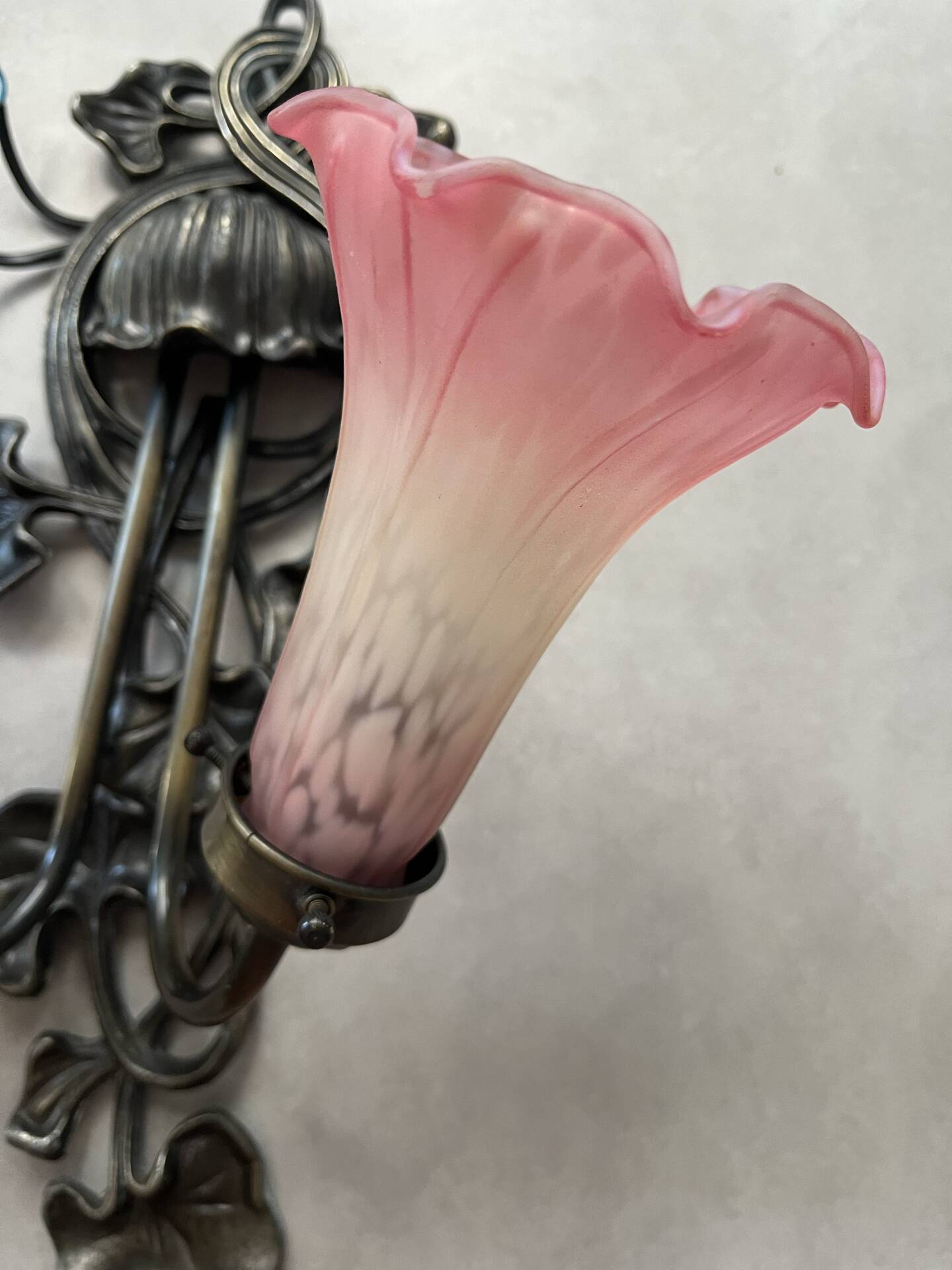 Apply 2 pink tulip Art Nouveau wall lights.