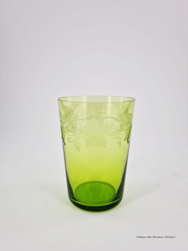 série de 4 gobelets à eau en cristal de Baccarat, fin XIXème à décor de grappes de raisin et pampres de vigne