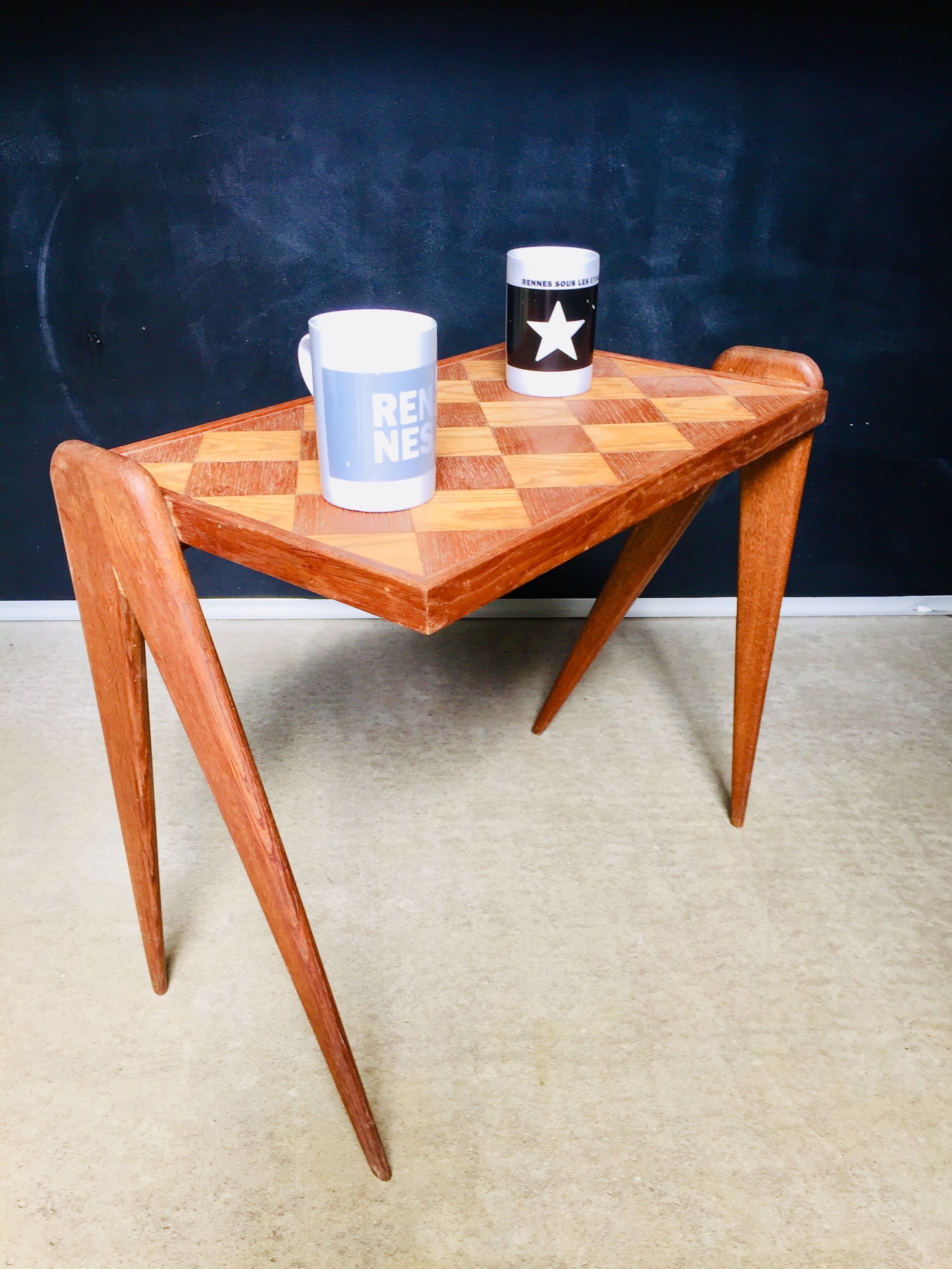 Table bass feet compass