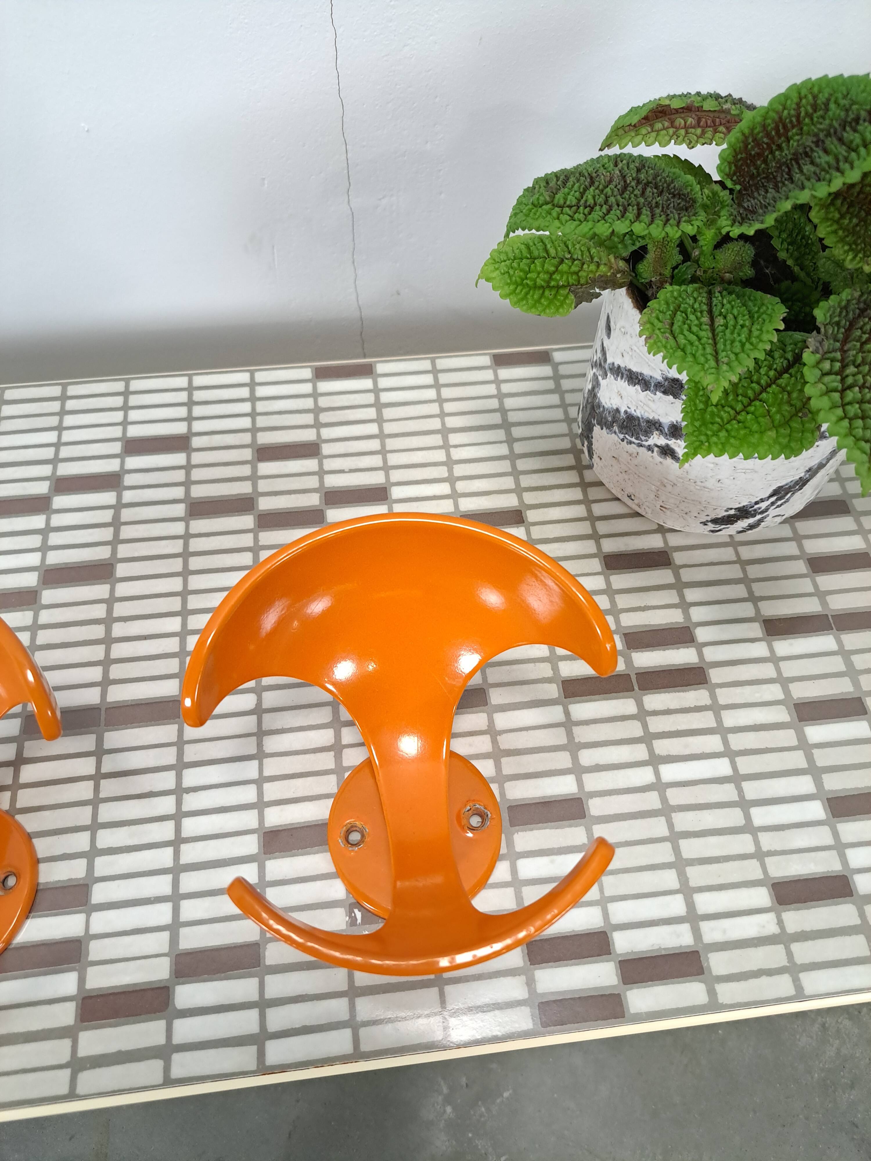 Set 2 x space age oranje haken, wandhaak, kapstok