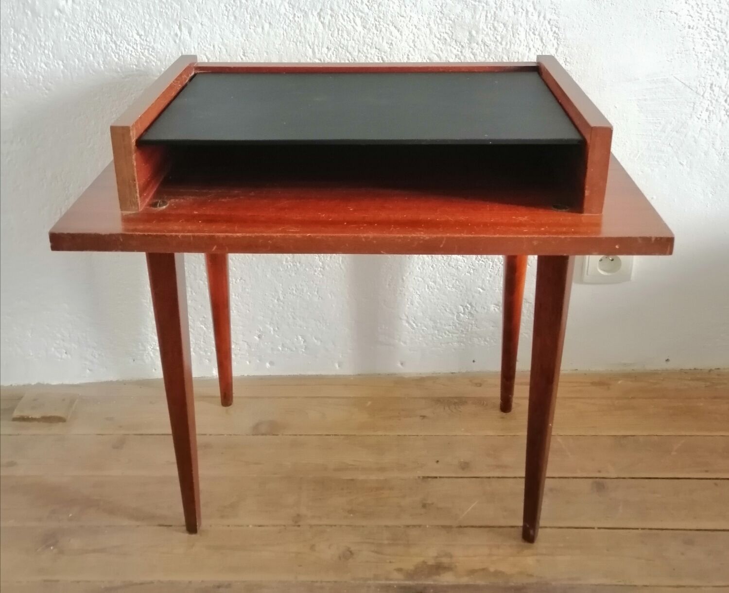 Bedside or vinyl table
