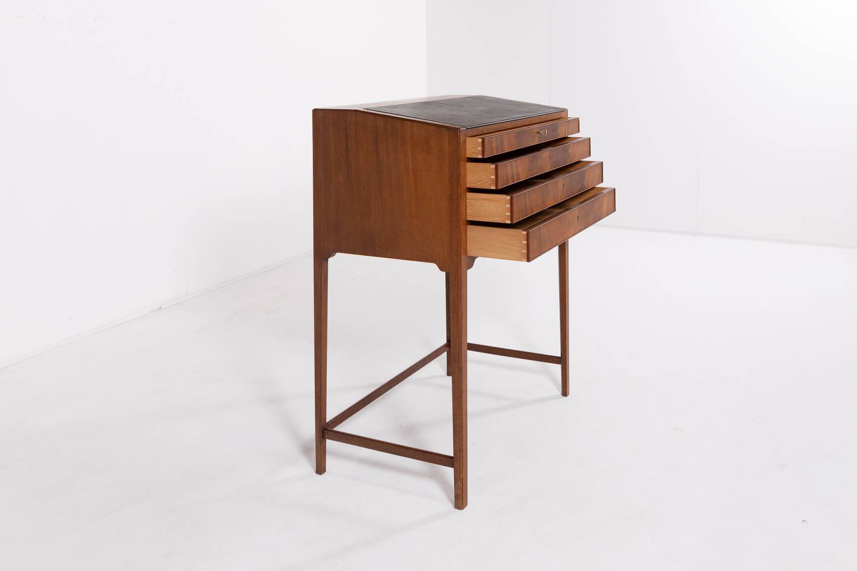 Bureau debout danois moderne du milieu du siècle de Frits Henningsen