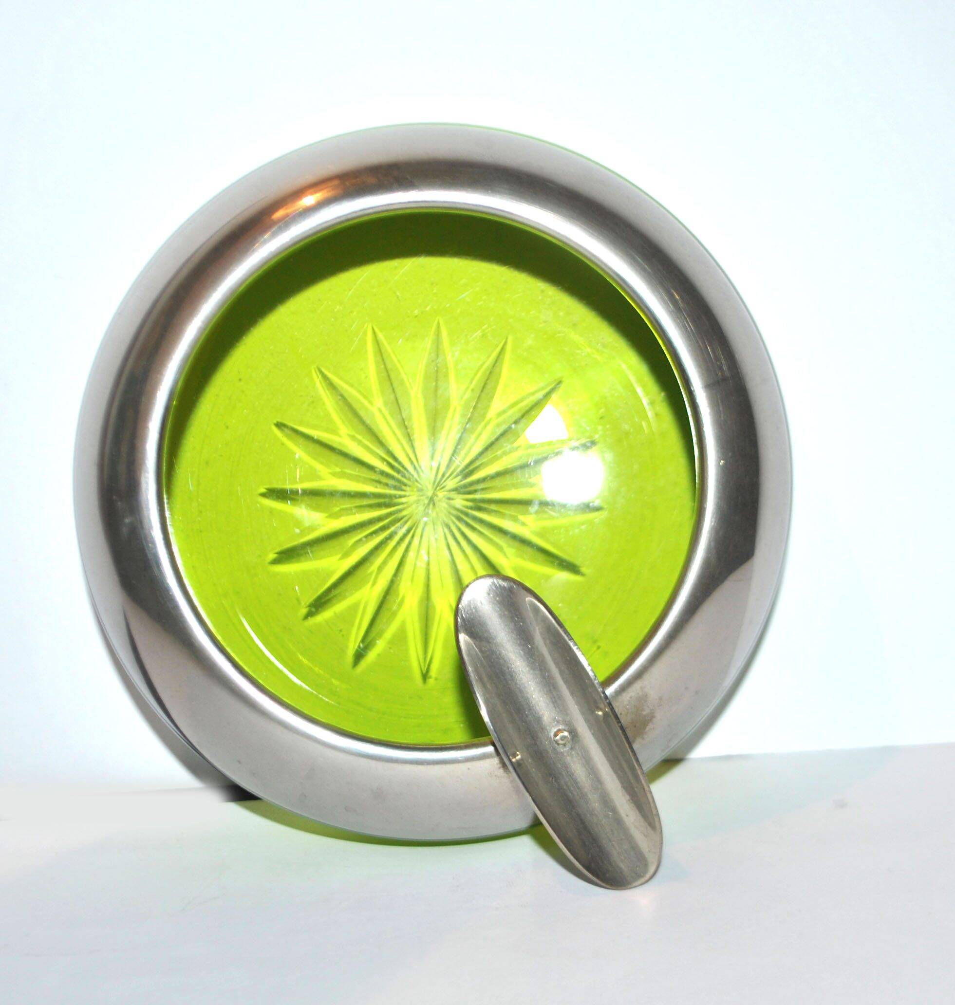 Cendrier cigare vintage en verre vert taillé et cerclage en étain