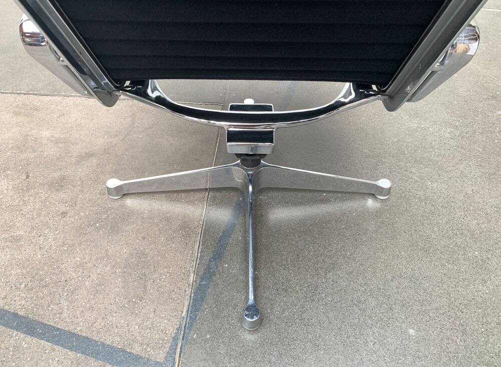 Set of aluminium chairs EA 124 Mid-Century by Charles & Ray Eames for Herman Miller, 1960s.