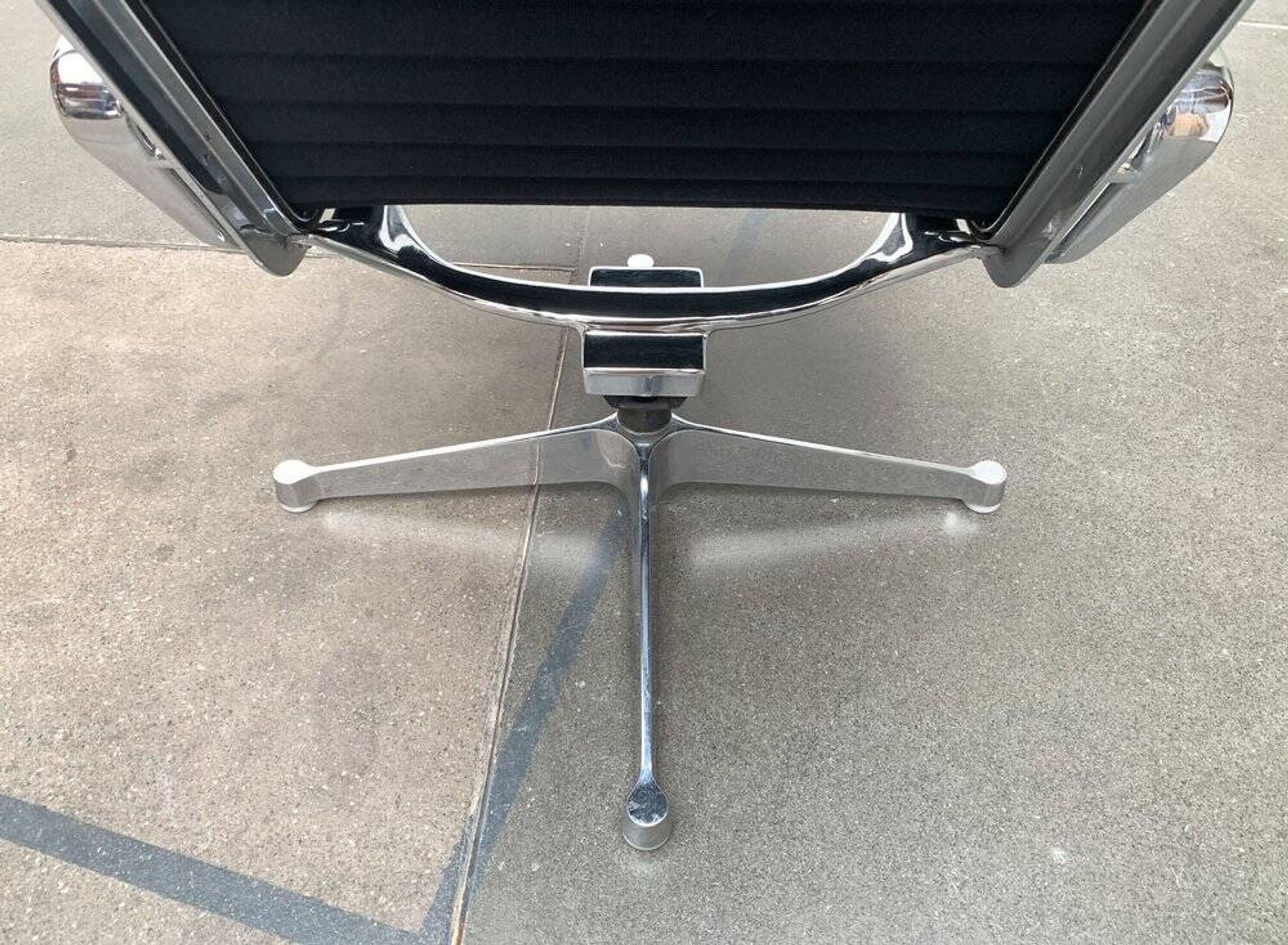 Set of aluminium chairs EA 124 Mid-Century by Charles & Ray Eames for Herman Miller, 1960s.