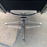 Set of aluminium chairs EA 124 Mid-Century by Charles & Ray Eames for Herman Miller, 1960s.