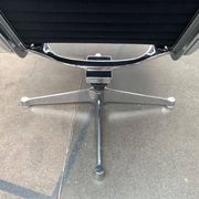 Set of aluminium chairs EA 124 Mid-Century by Charles & Ray Eames for Herman Miller, 1960s.
