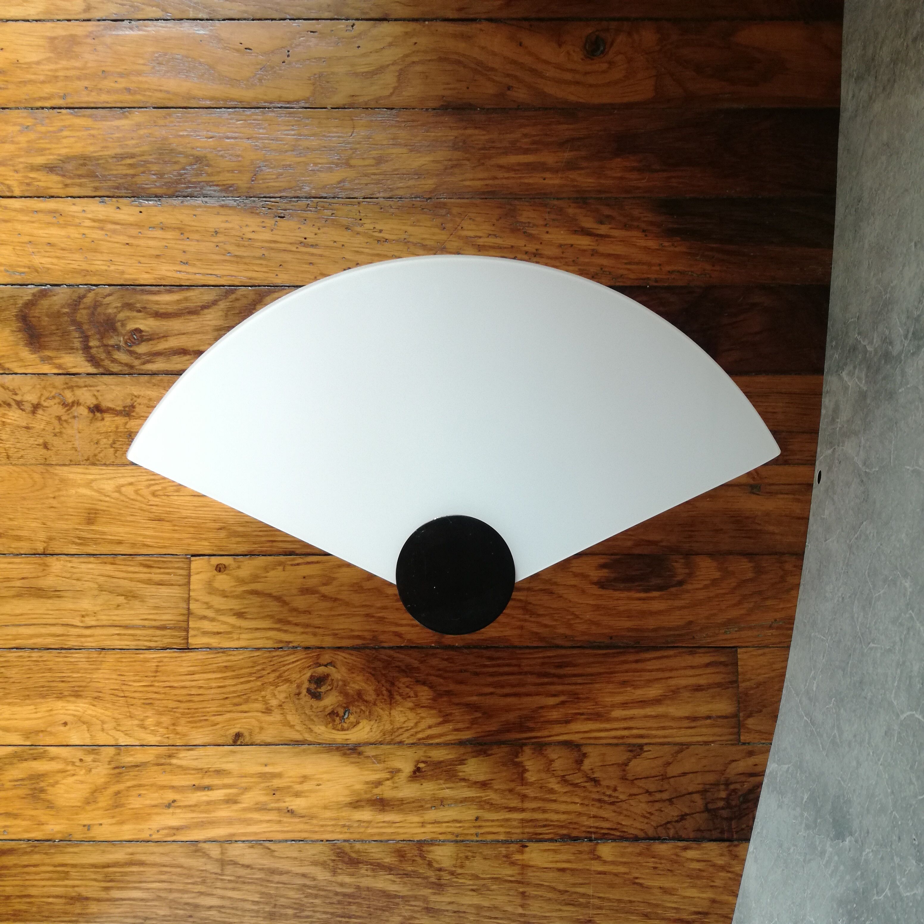 Fan-shaped wall lamp, opaline glass Ø42