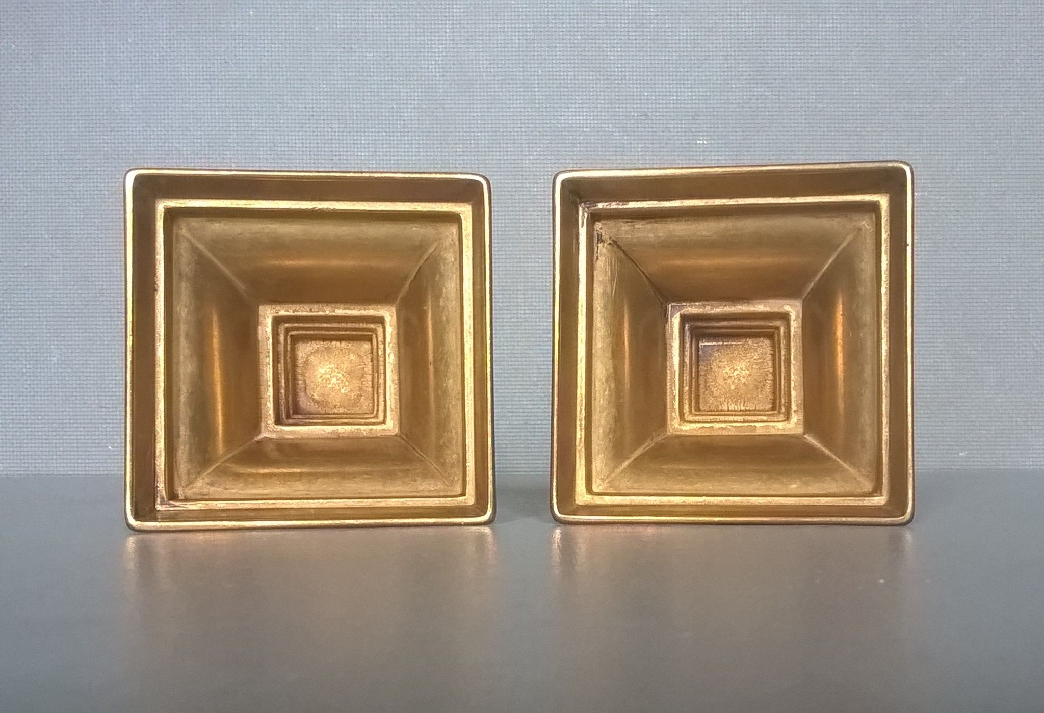 Pair of small vintage candlesticks in patinated brass Scandinavian style with square feet - 1970s