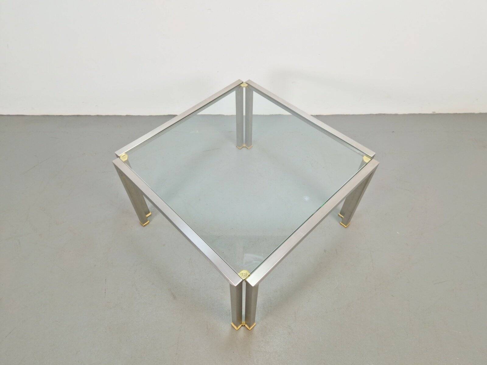 Table basse Regency T28 en laiton et verre de Peter Ghyczy, années 1970