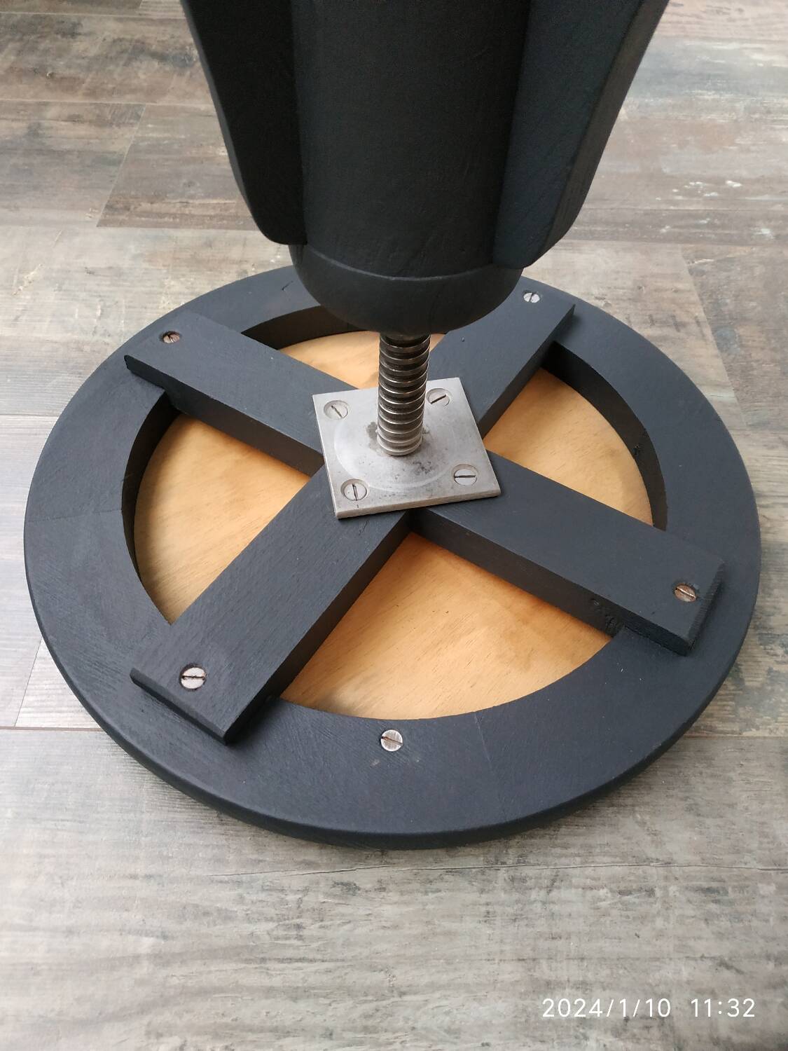 Tripod screw stool