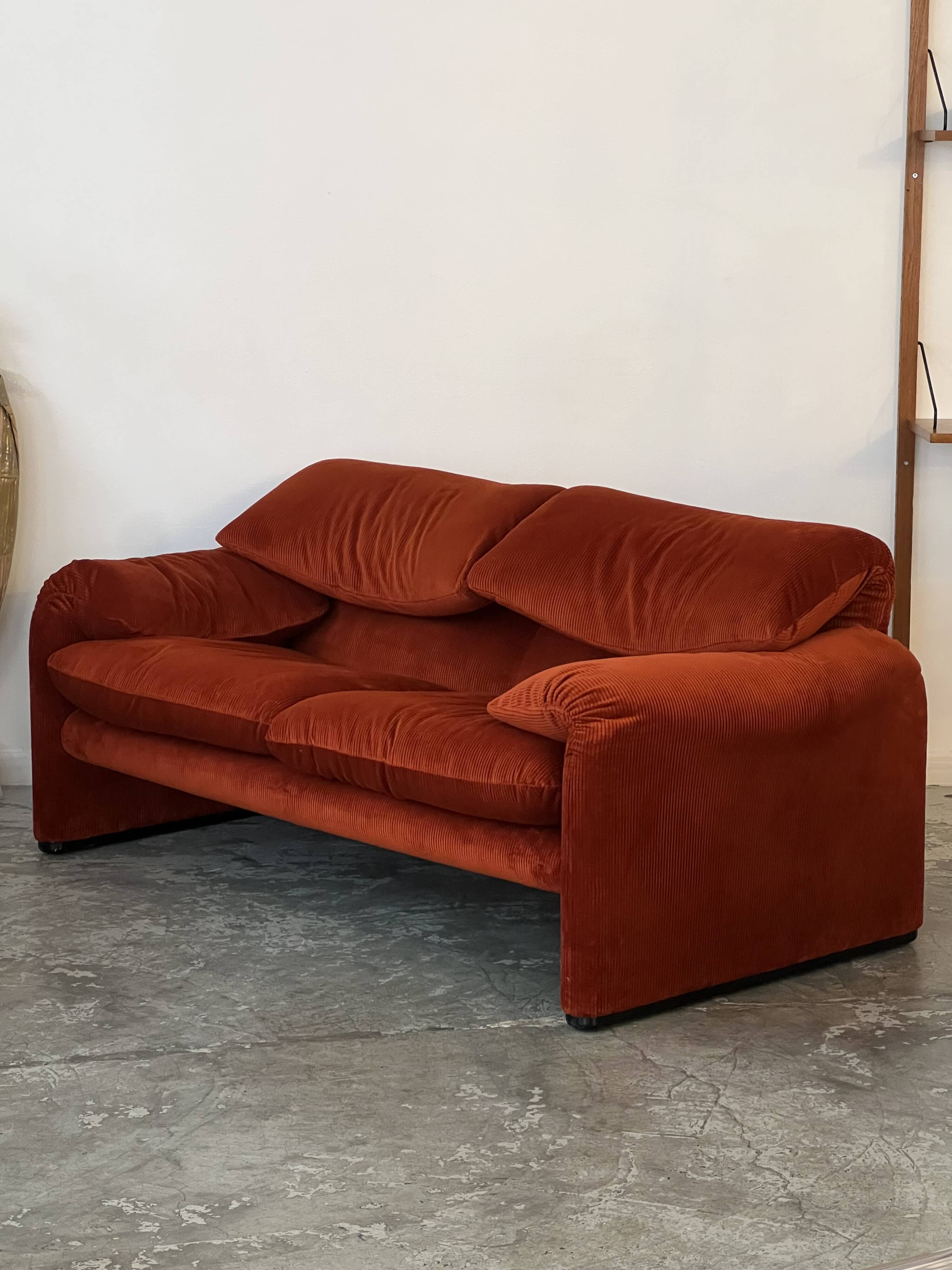 Maralunga 2-seater sofa by Vico Magistretti for Cassina Italy 1973