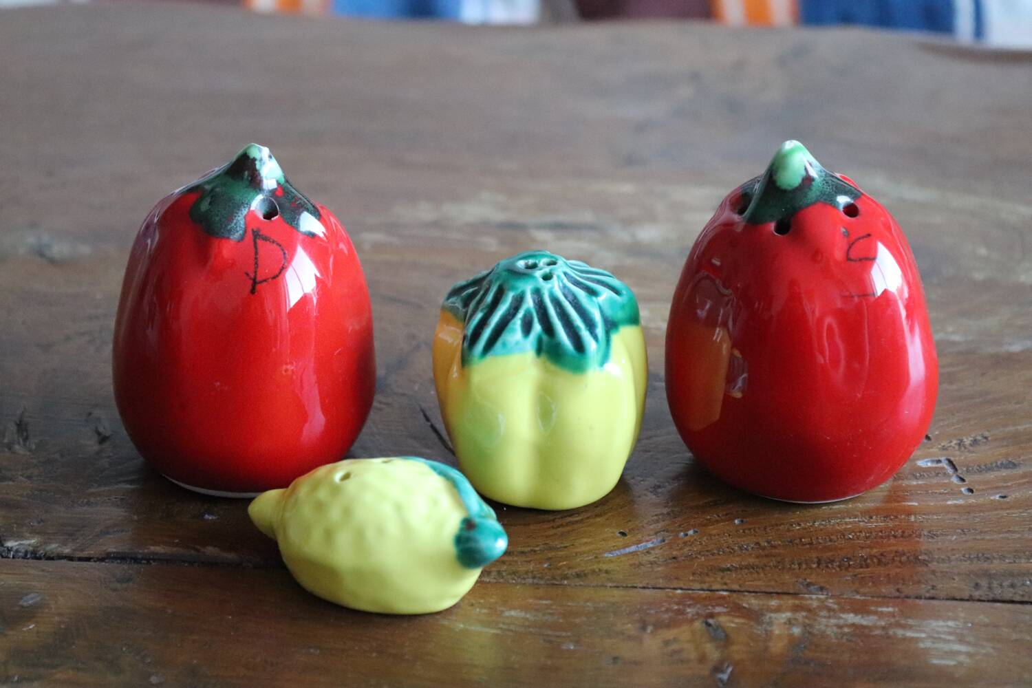 Set of glazed ceramic salt and pepper shakers – Fruits & vegetables