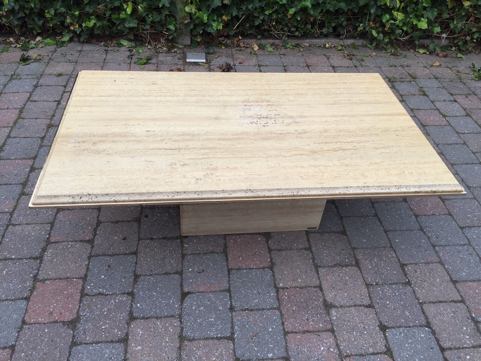 Table basse vintage en travertin et laiton de Fedam 1970