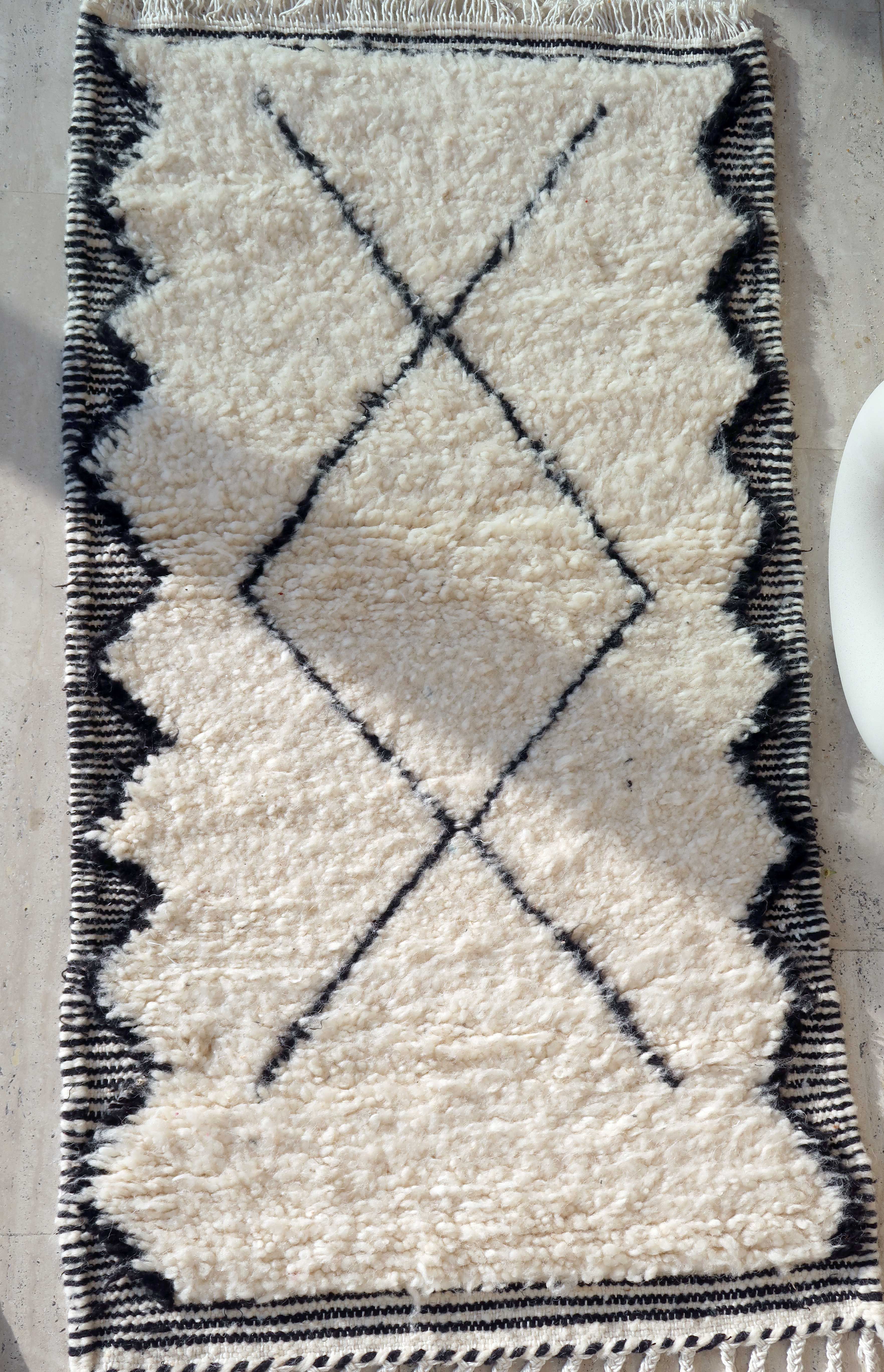 Berber carpet Béni Ouarain black and white with diamonds and braided border