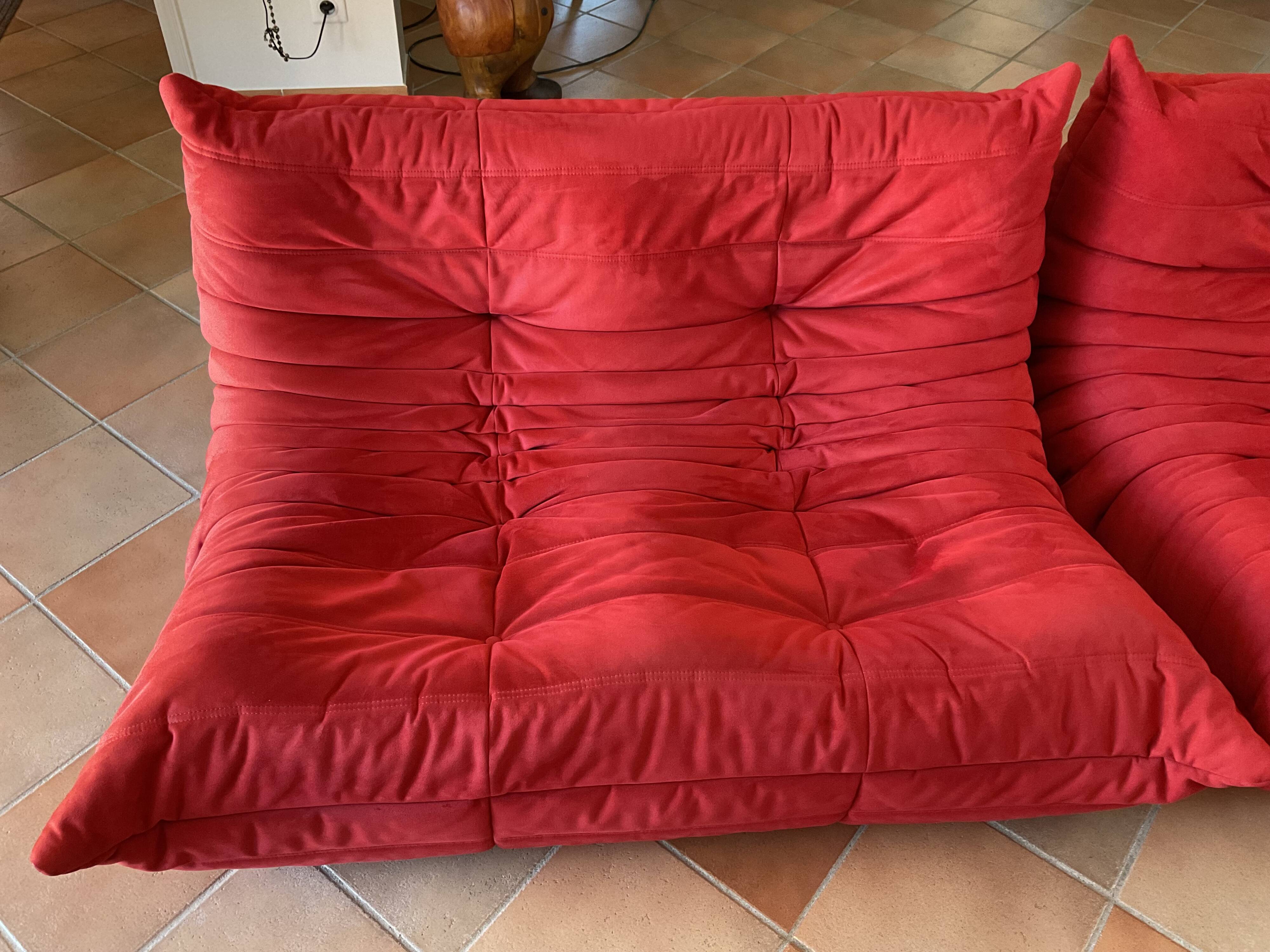 Togo 2-seater sofa in Goya red (red) by Ligne Roset