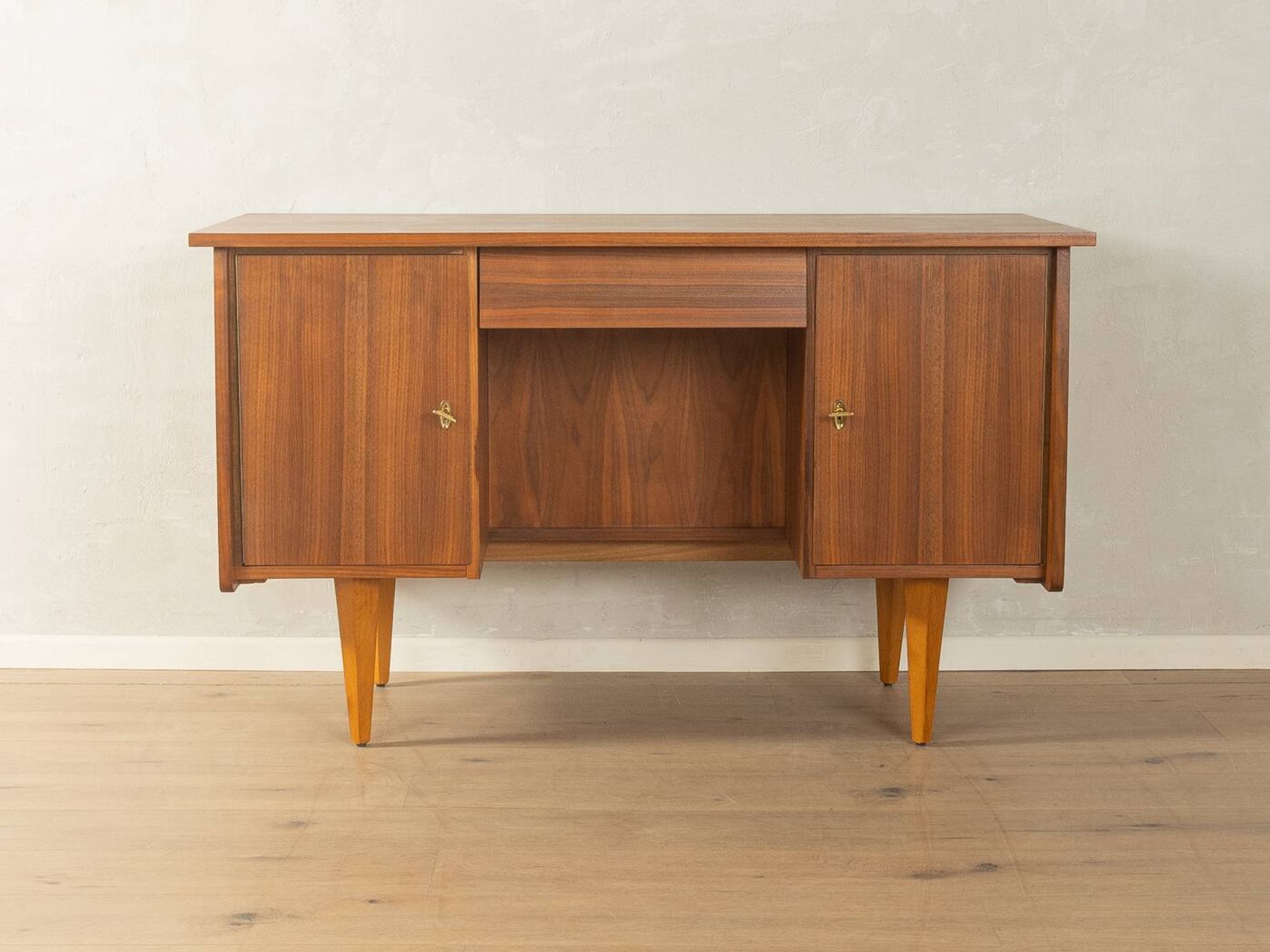 Bureau classique autoportant des années 1950, en placage de noyer.