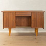Bureau classique autoportant des années 1950, en placage de noyer.