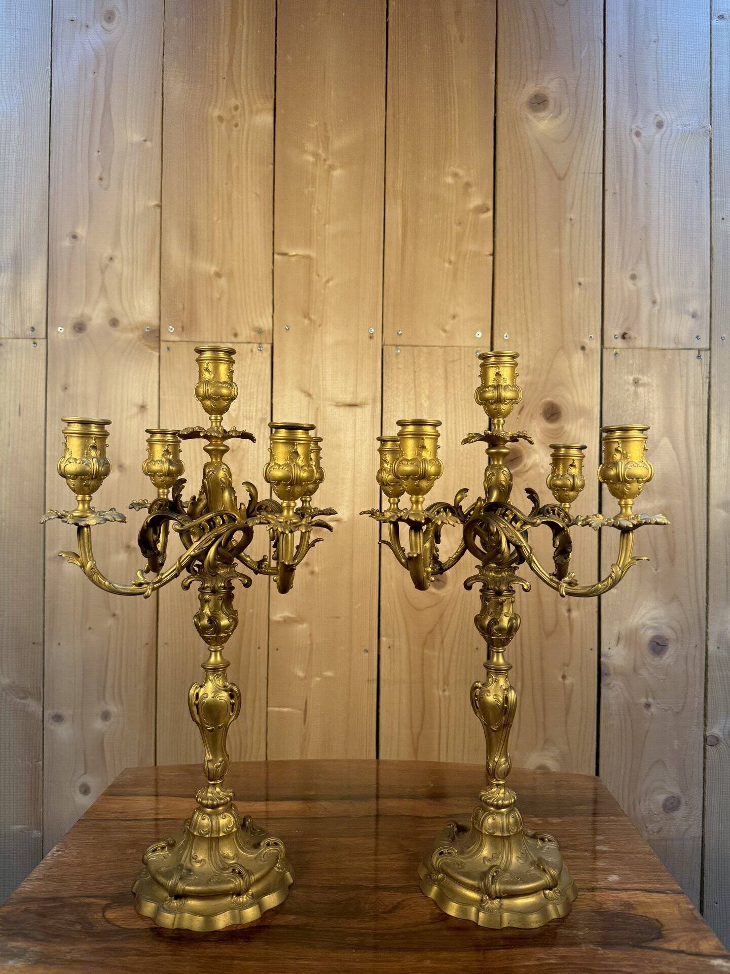 Paire de candélabres de style Louis XV en bronze doré signés Ferdinand Barb