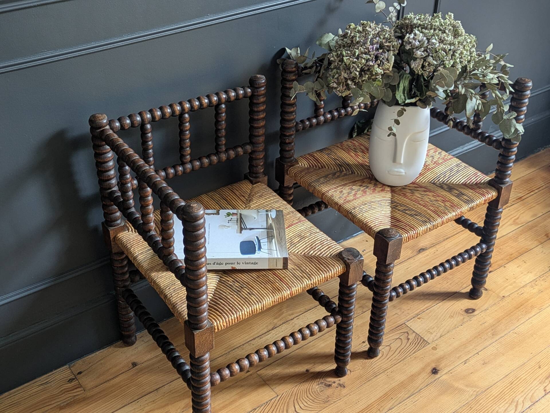 Paire de fauteuils anciens dits "Bobine"