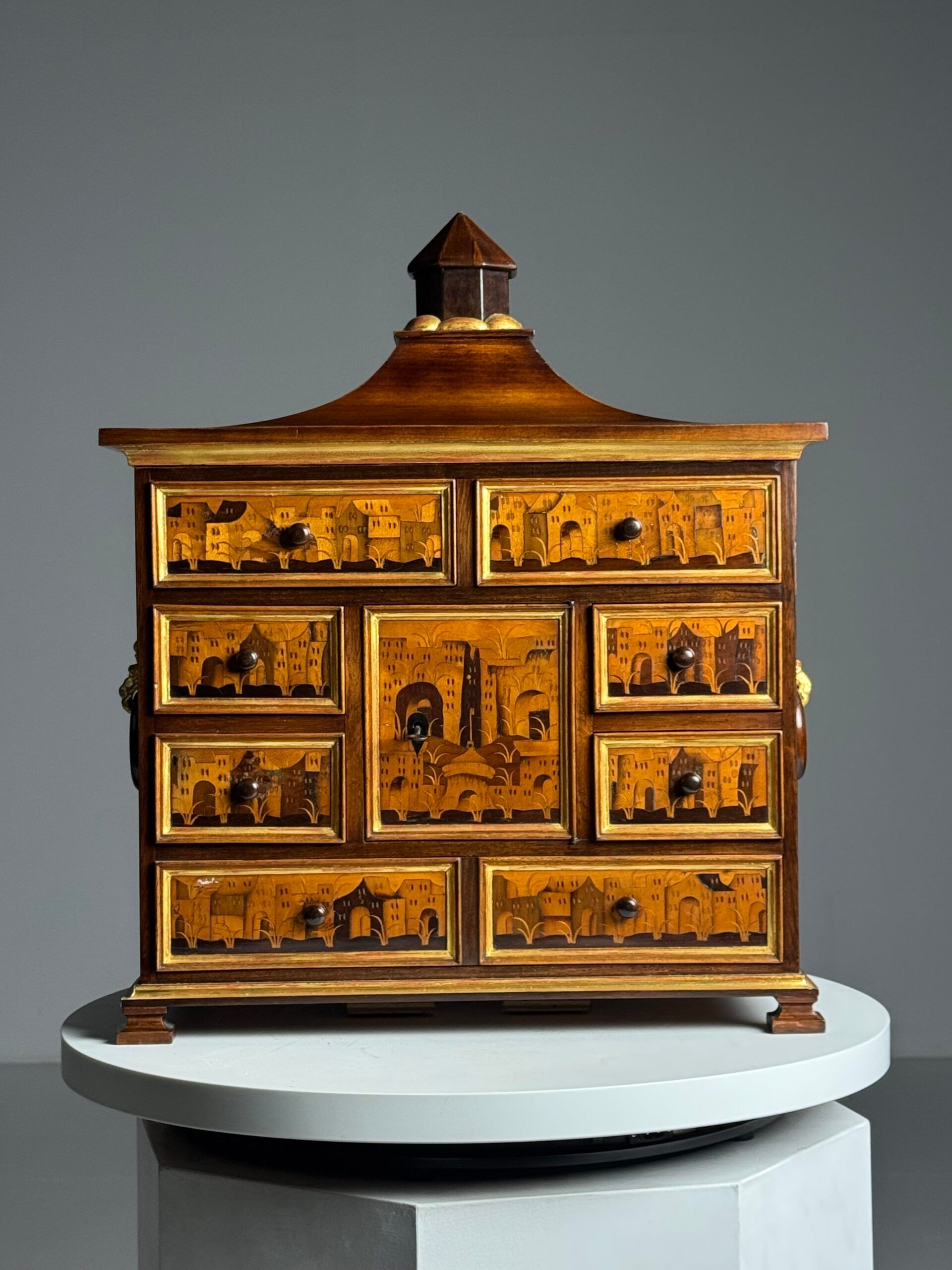 Cabinet d'art en marqueterie allemande