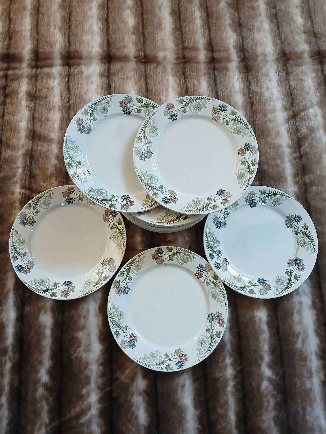 23 assiettes + plat anciens U&C Sarreguemines
